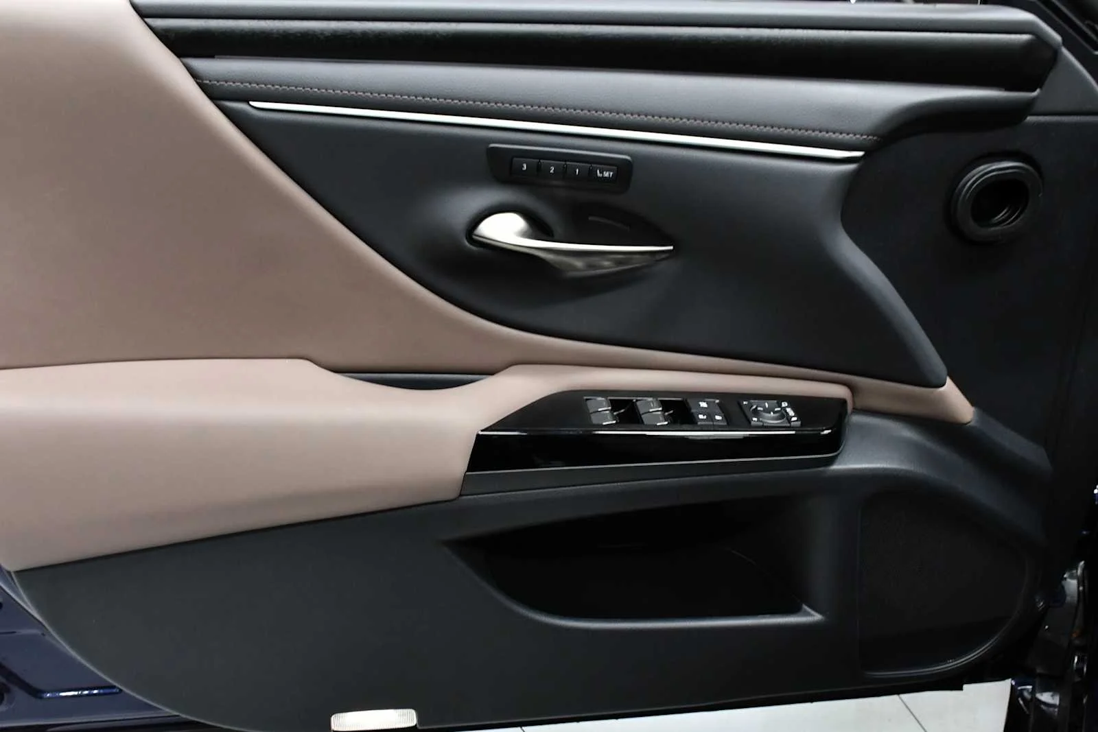 Used 2025 Nightfall Mica Lexus Luxury image 19