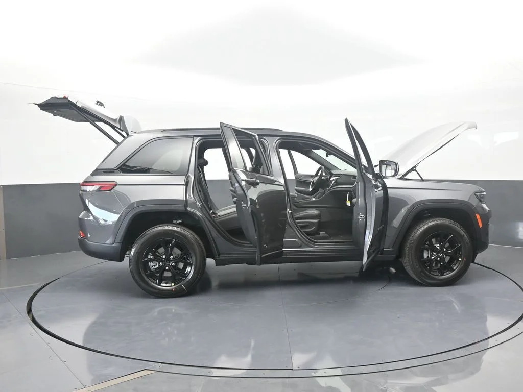 New 2025 Baltic Gray Metallic Clear-Coat Exterior Paint Jeep Altitude X image 64
