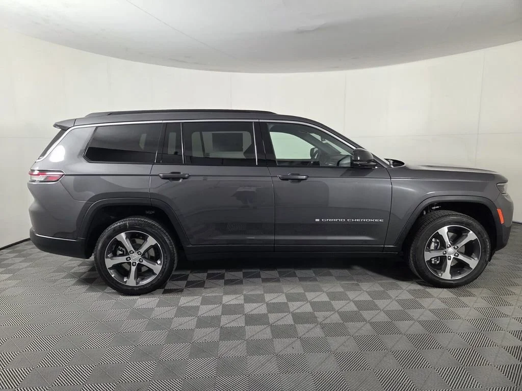 New 2026 Baltic Gray Metallic Clear-Coat Exterior Paint Jeep Limited image 5