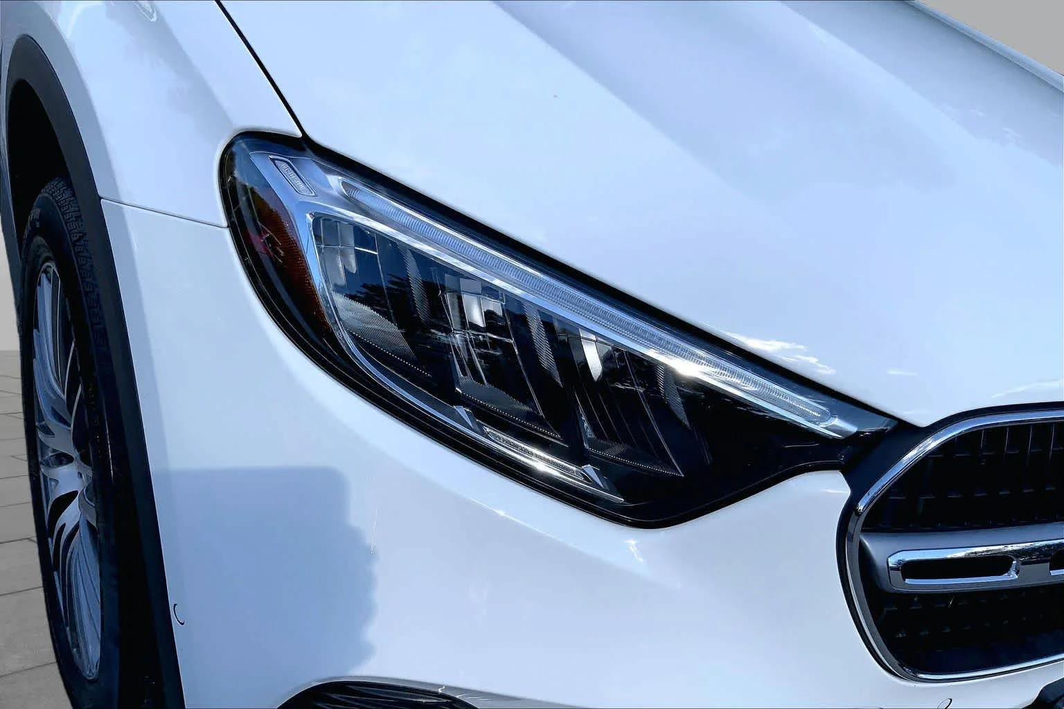 Used 2024 Polar White Mercedes-Benz GLC 300 image 27