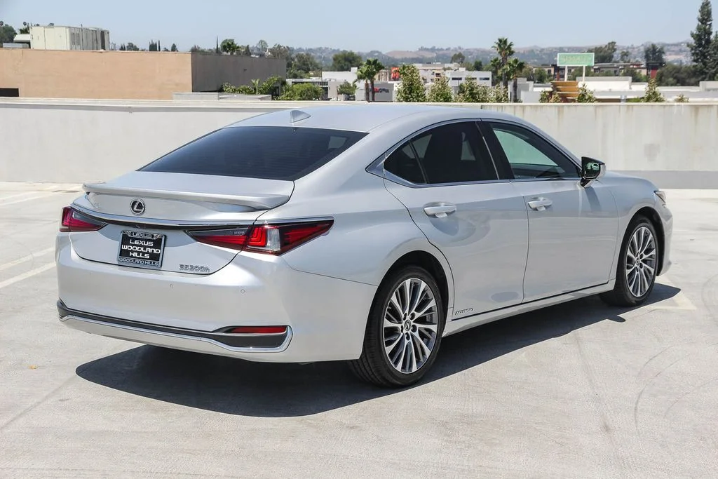 Used 2020 Silver Lexus 300h image 4