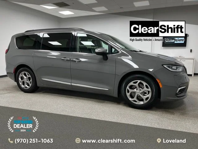 2023 Chrysler Pacifica Limited's photo
