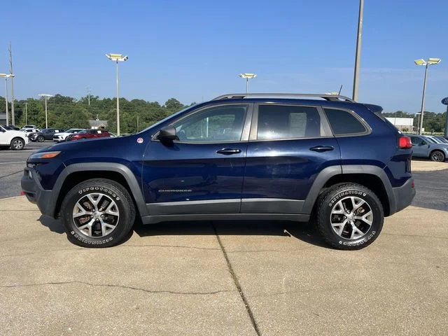 Used 2016 Blue Jeep Trailhawk image 6