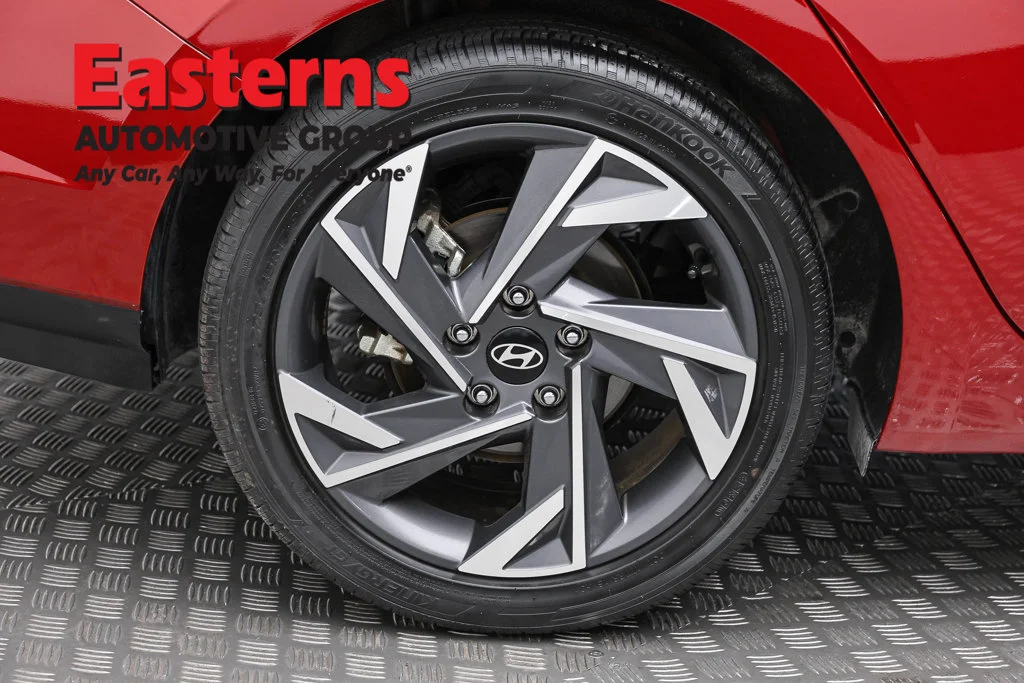 Used 2025 Red Hyundai SEL Convenience image 30