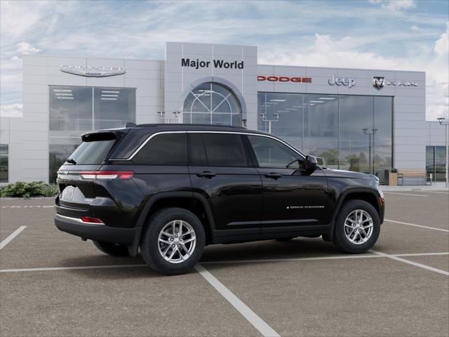 New 2026 Diamond Black Crystal Pearl-Coat Exterior Paint Jeep Laredo image 4