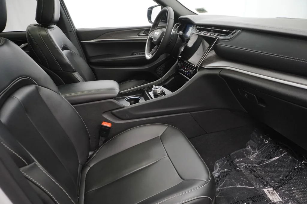 Used 2025 White Jeep Limited image 49