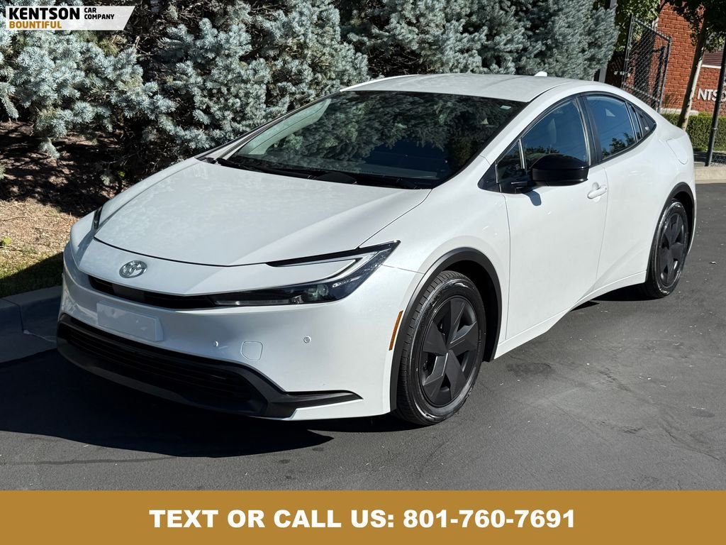 2025 Toyota Prius LE photo 3