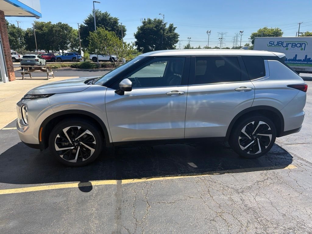 Used 2024 Silver Mitsubishi SE image 1
