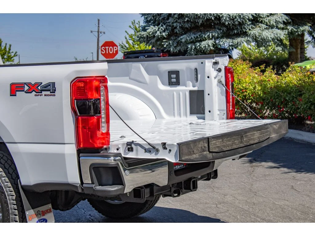 New 2026 OXFORD WHITE Ford LARIAT image 9