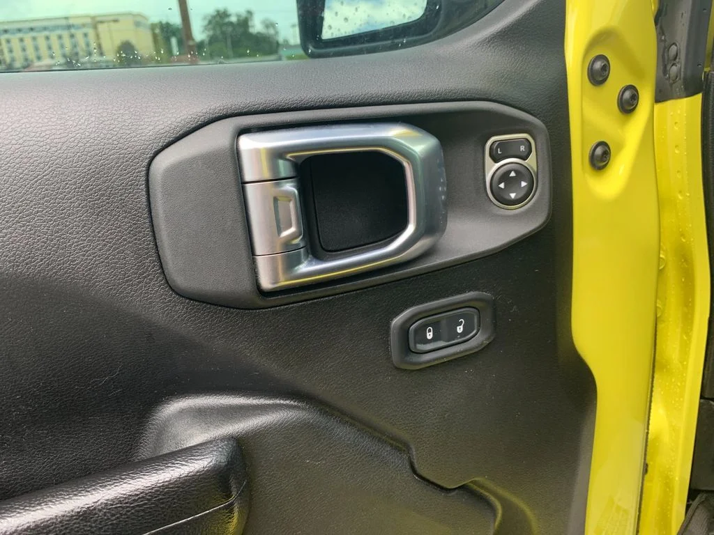 Used 2023  Jeep Rubicon image 13