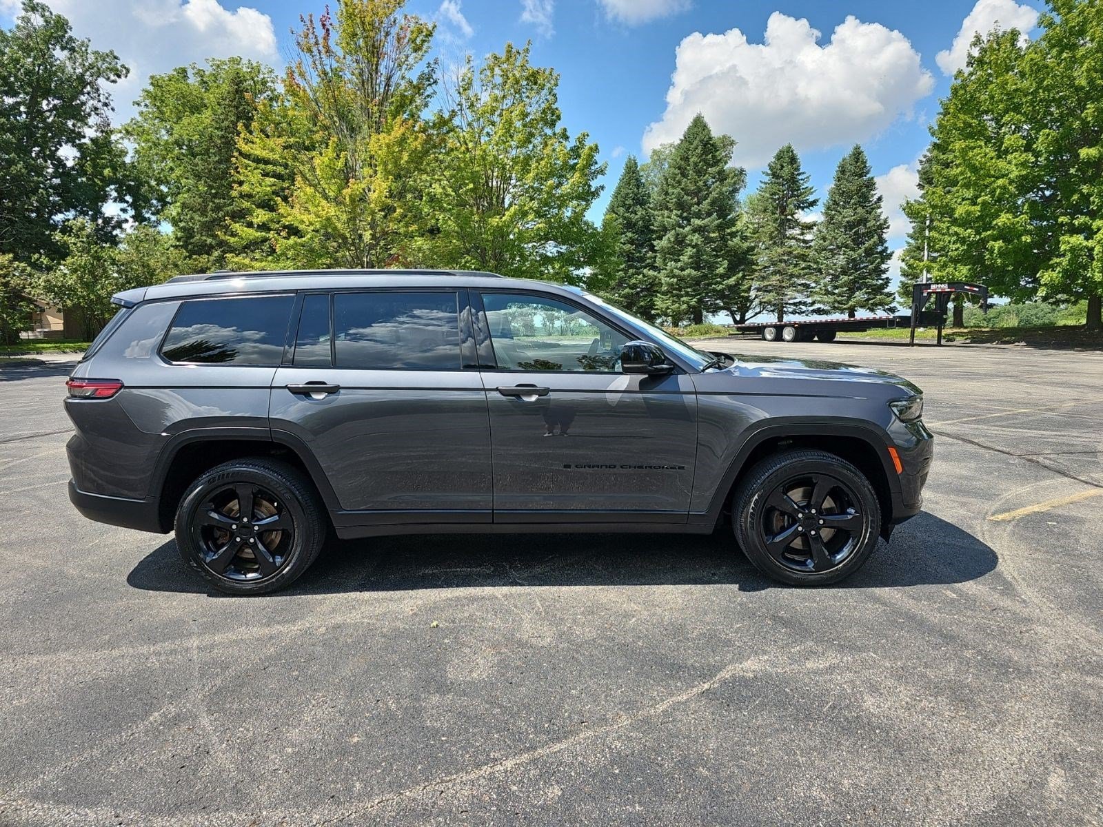 Certified Used 2023 Baltic Gray Metallic Clearcoat Jeep Altitude image 6