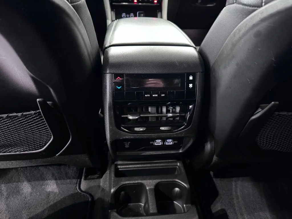 Used 2023 Diamond Black Cry Jeep Altitude image 29