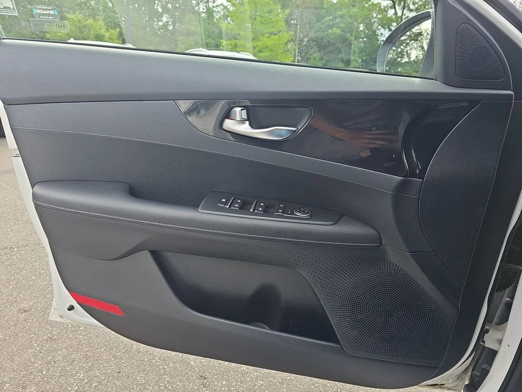 Used 2019 White Kia S image 26