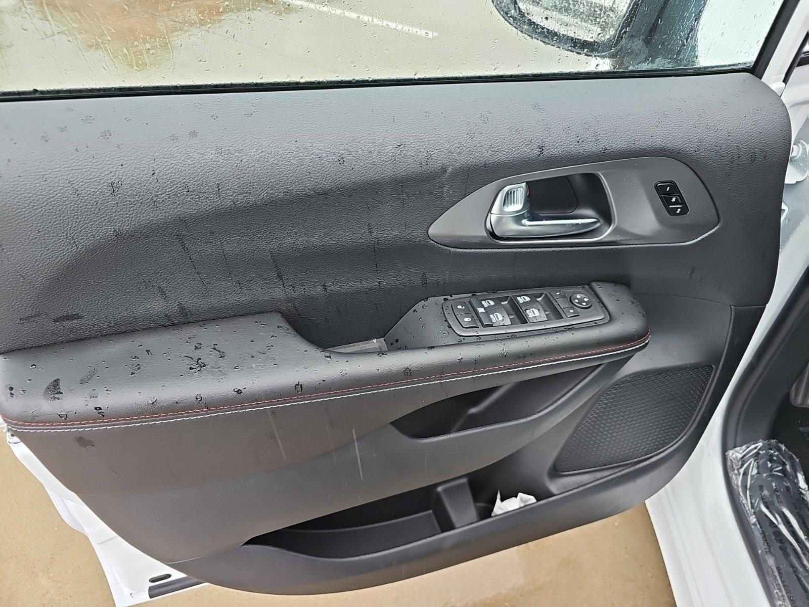 New 2027 Bright White Clearcoat Chrysler Select image 18
