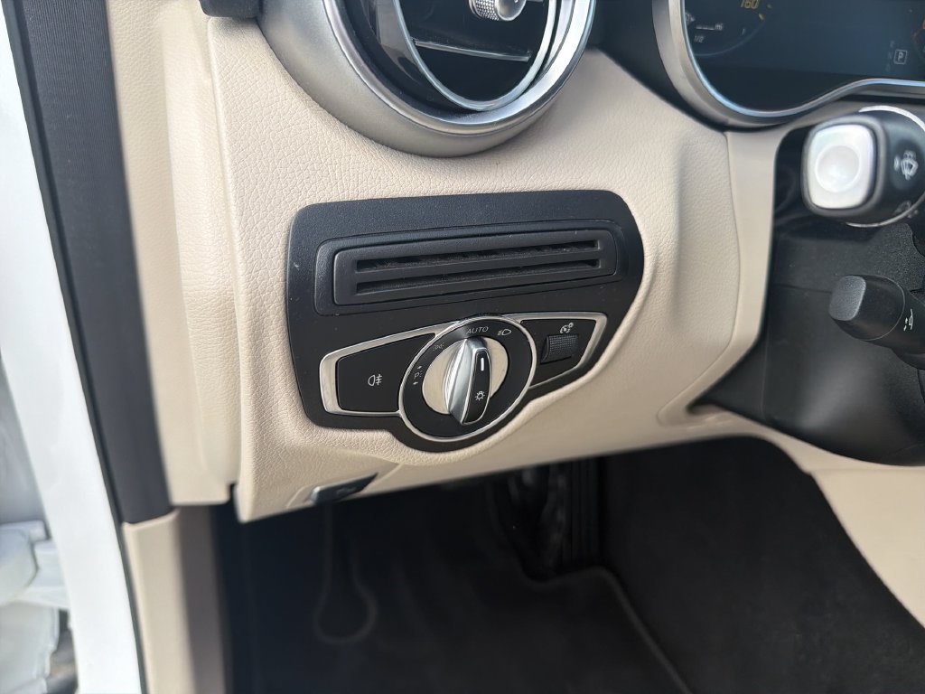 2022 Mercedes-Benz GLC GLC300 - Photo 11