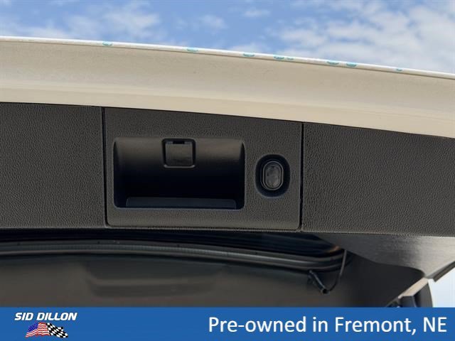 Used 2018 IRIDESCENT PEARL TRICOAT Chevrolet LT image 7