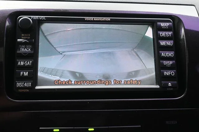 Used 2011 White Toyota Grade image 29