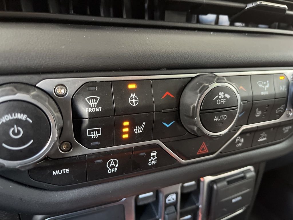 Used 2025 Bright White Clearcoat Jeep Rubicon X image 39