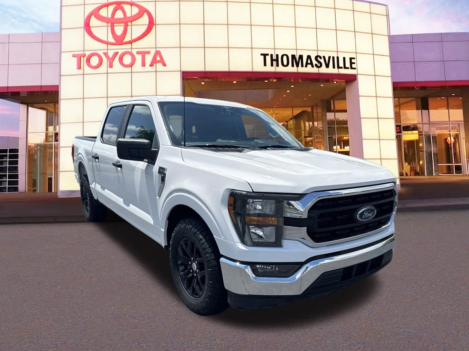Used 2023 Oxford White Ford XLT image 3