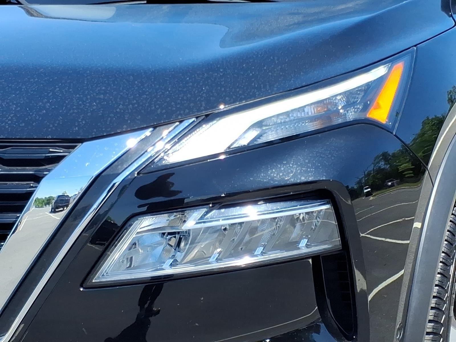 Used 2022 Super Black Nissan SL image 15