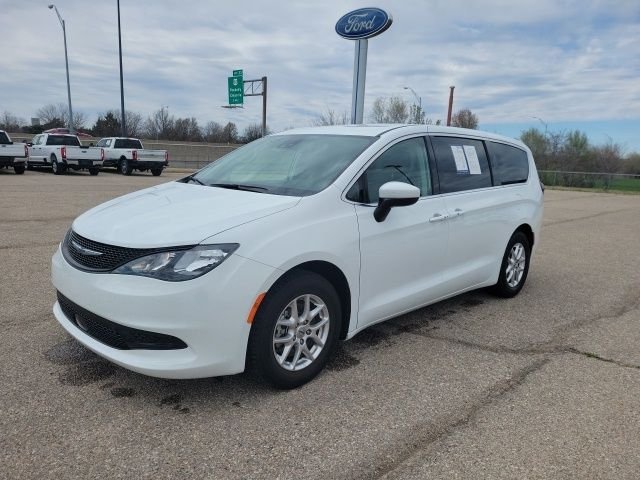 2023 Chrysler Voyager LX - Photo 18
