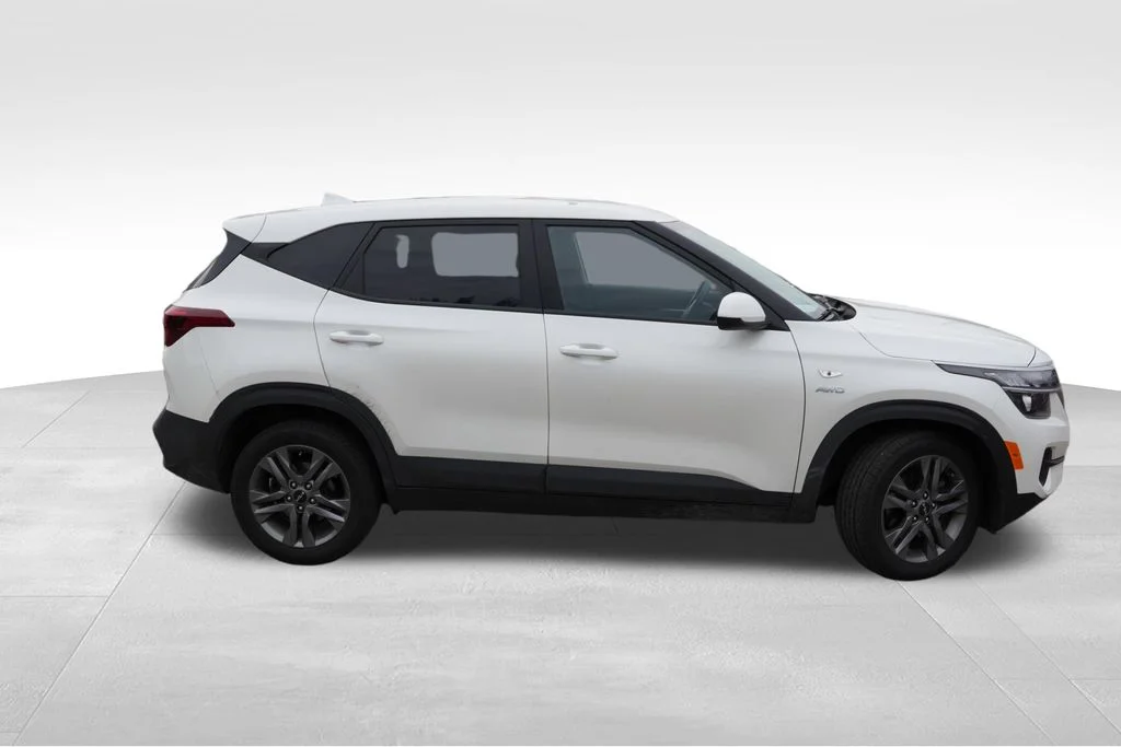 Certified Used 2022 Snow White Pearl Kia LX image 2
