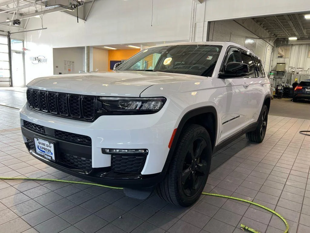 Used 2024 Wh Jeep Limited image 4