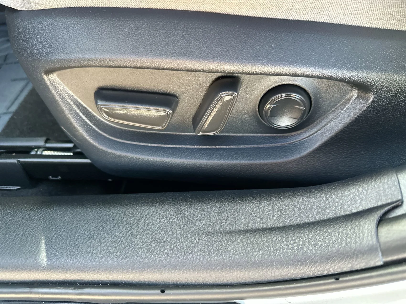 Used 2025 Ice Toyota LE image 12