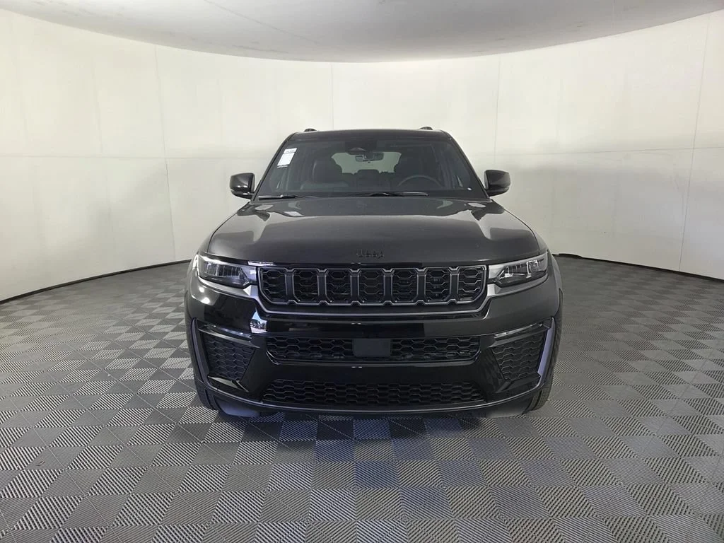 New 2026 Diamond Black Crystal Pearl-Coat Exterior Paint Jeep Limited image 3