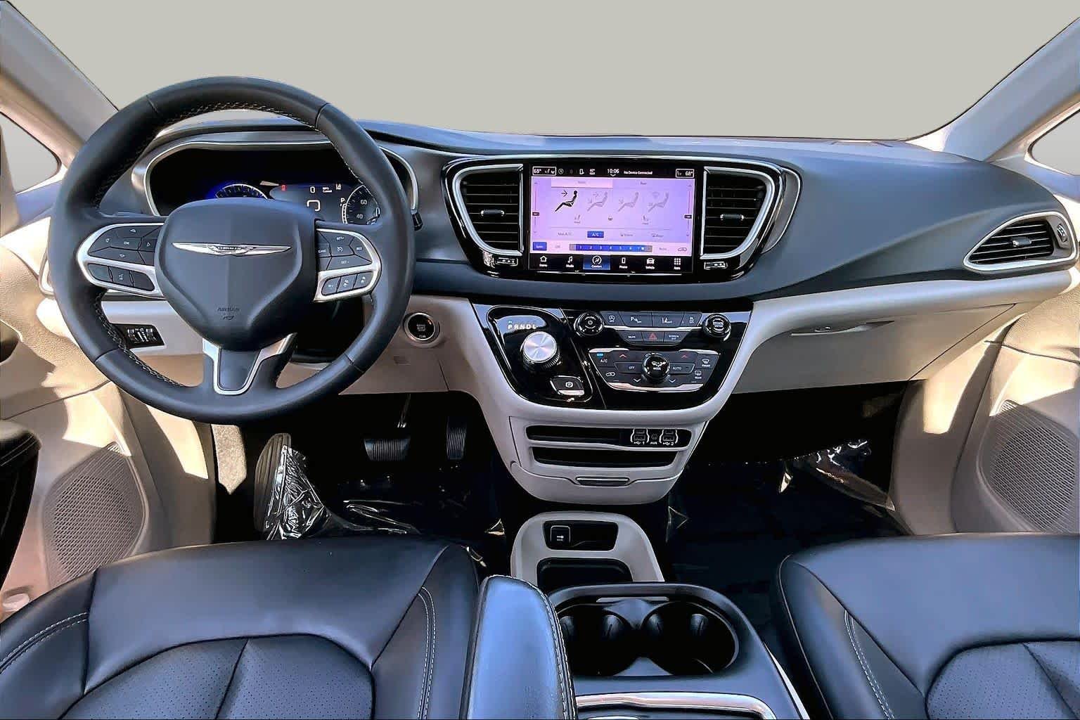 Used 2023 Bright White Clearcoat Chrysler Touring L image 15