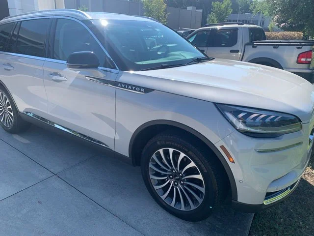 Used 2024 White Lincoln Reserve image 2