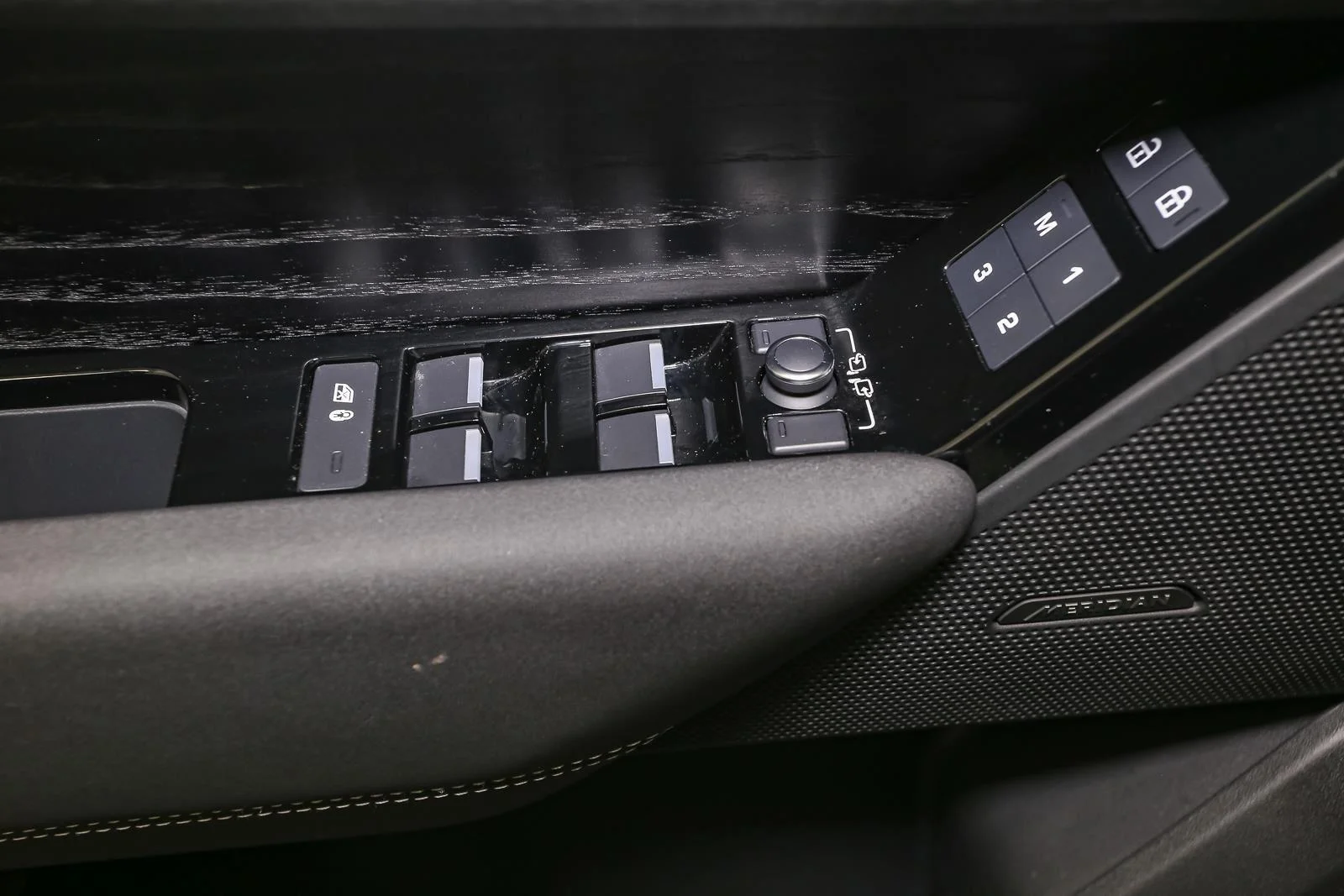 Used 2023 Fuji White Land Rover R-Dynamic S image 43