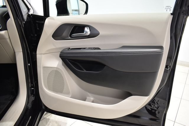 2024 Chrysler Pacifica Touring L - Photo 12