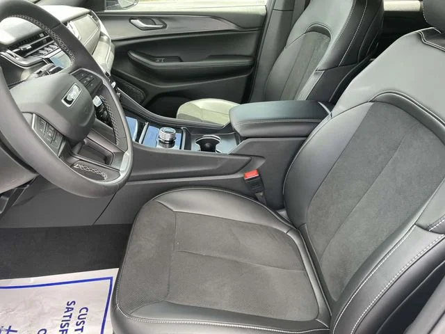 New 2025 Silver Zynith Exterior Paint Jeep Altitude image 13