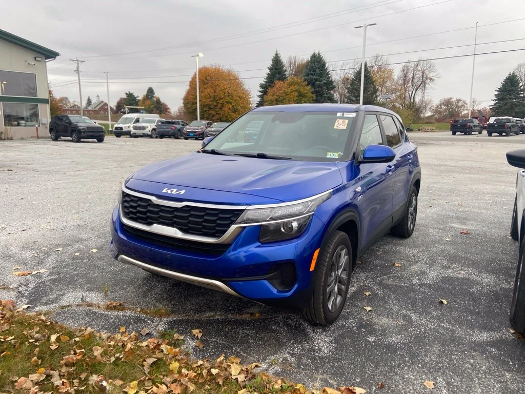 Used 2023 Neptune Blue Kia LX image 3