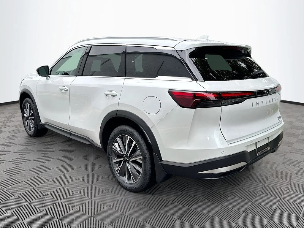 New 2027 RADIANT WHITE INFINITI Luxe FWD image 7