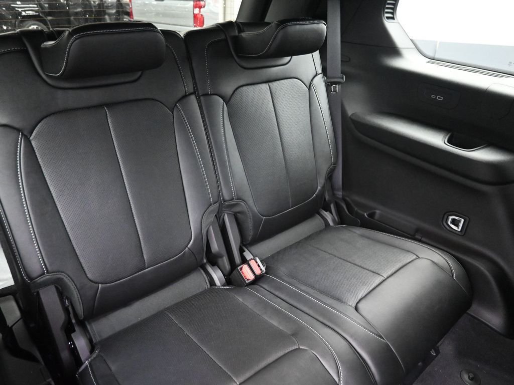 New 2026 Diamond Black Crystal Pearl-Coat Exterior Paint Jeep Limited image 11