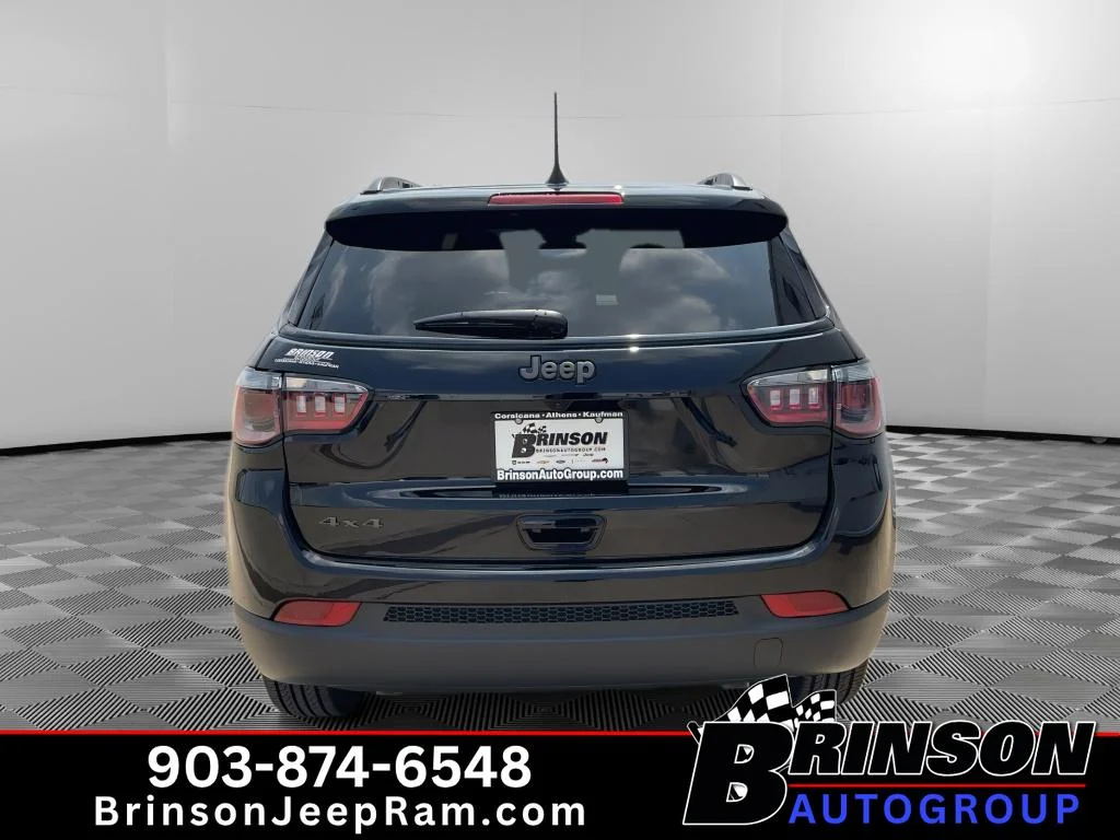 New 2026 Diamond Black Crystal Pearlcoat Jeep Latitude Altitude image 4