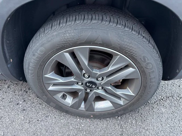 Used 2021 White Kia S image 5