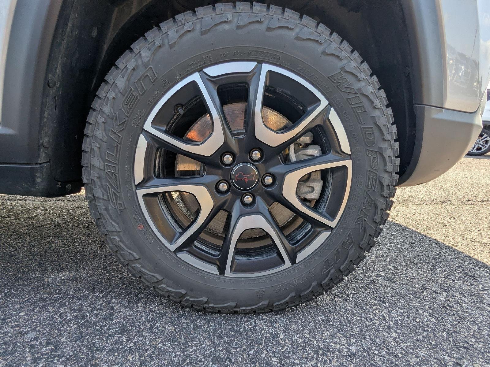Used 2025 Silver Zynith Metallic Clearcoat Jeep Trailhawk image 9