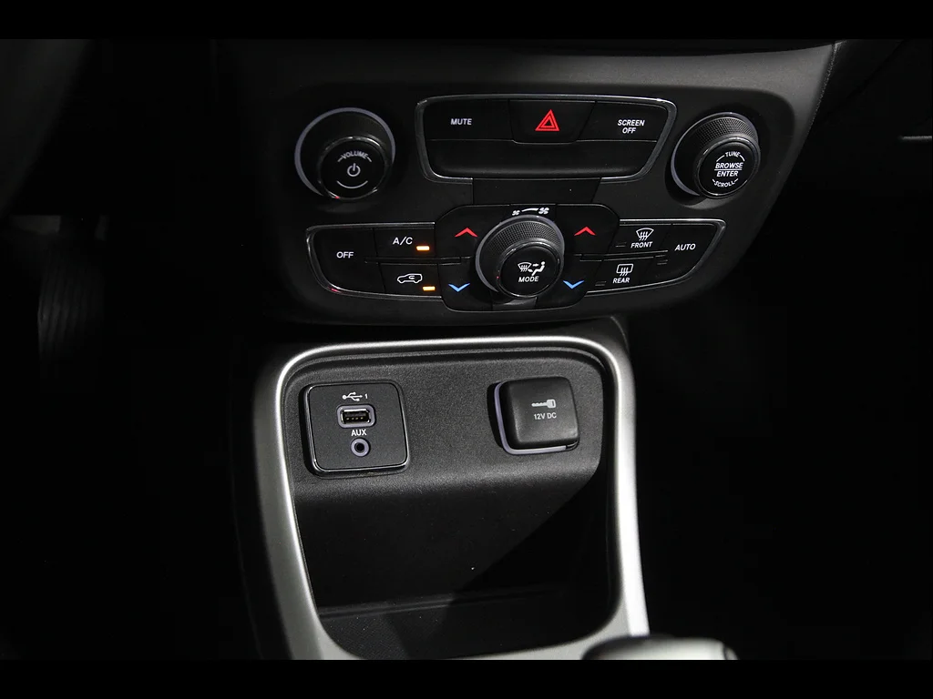 Used 2019 Olive Green Pearl Coat Jeep Latitude image 15
