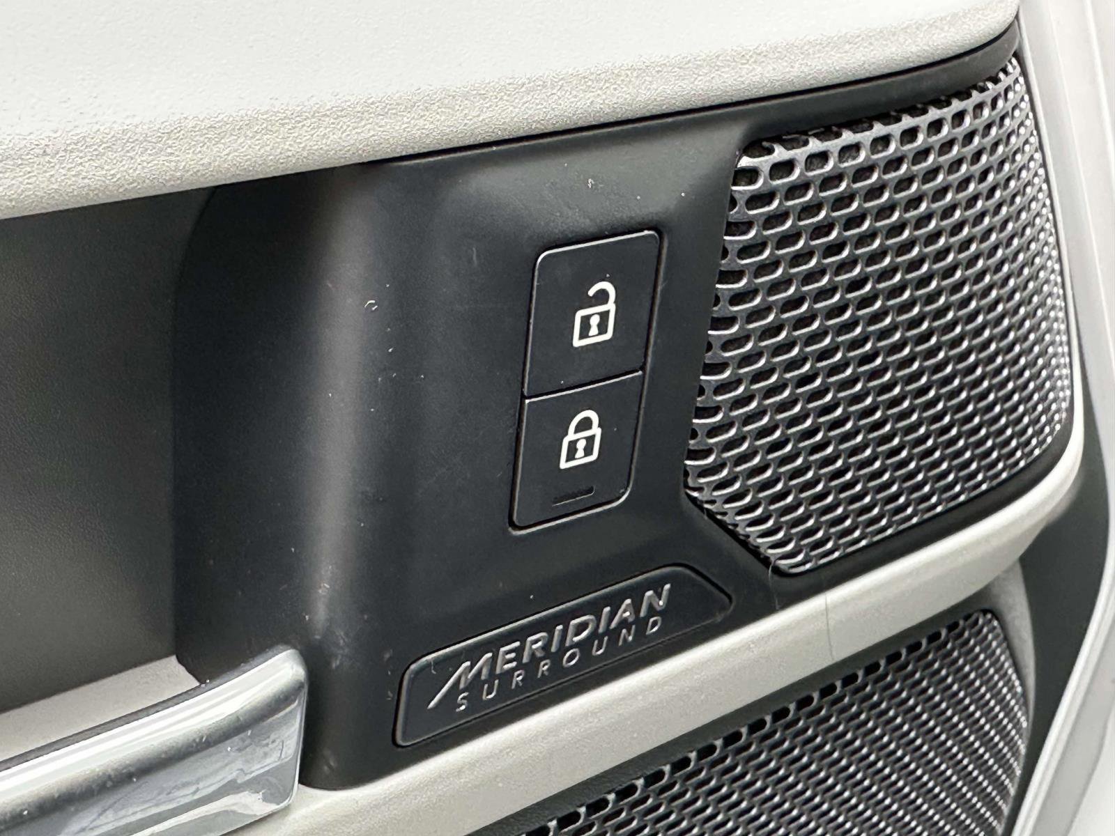 Used 2022  Land Rover SE image 35
