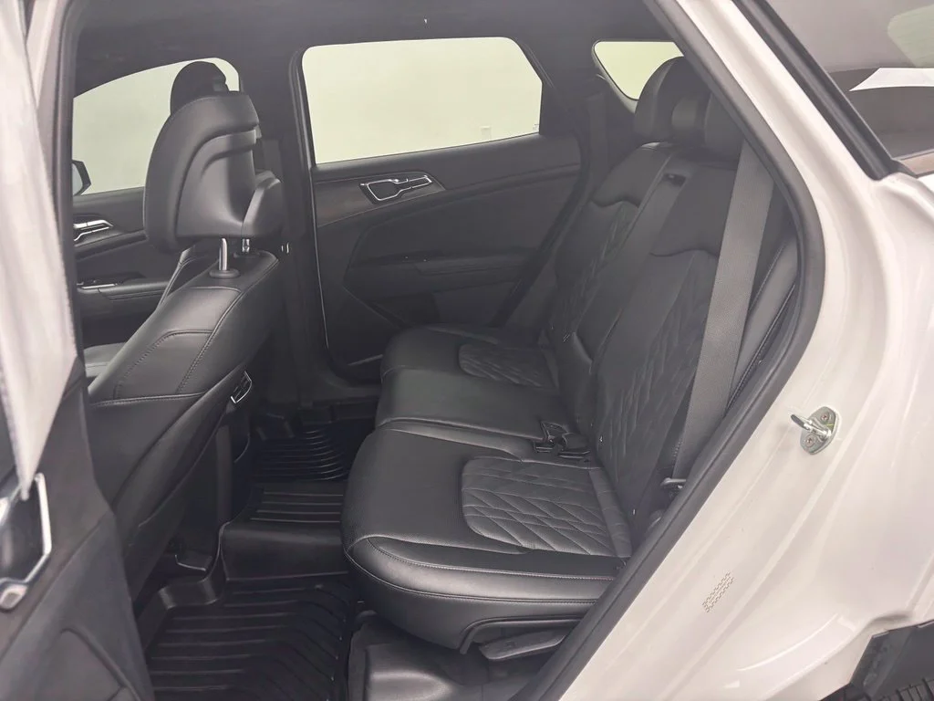 Used 2023 White Kia X-Pro Prestige image 39