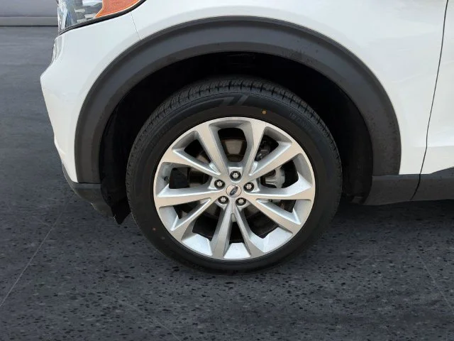 Used 2023 White Metallic Ford Platinum image 9