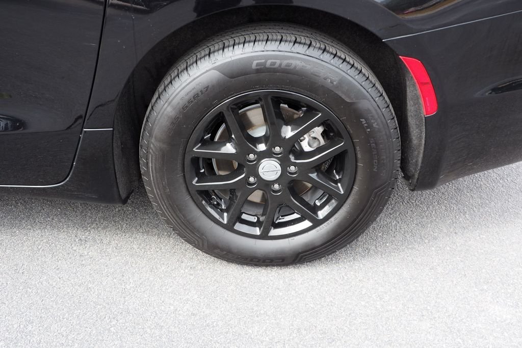 Used 2024 Black Chrysler Touring L image 9
