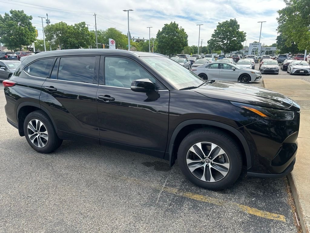 Used 2022 Amber Toyota XLE image 1