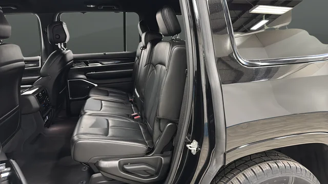 Used 2024 Diamond Black Jeep Base image 20