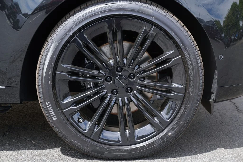 New 2026 Santorini Black Land Rover SE image 8