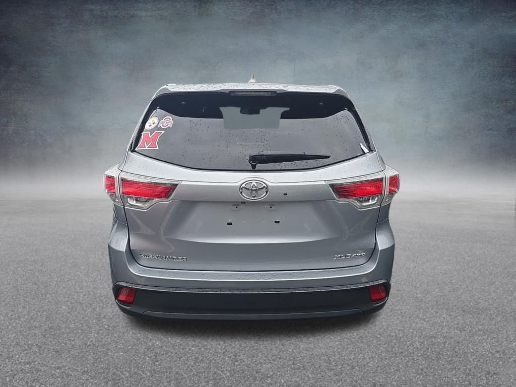 Used 2015 Silver Sky Metallic Toyota XLE V6 image 7