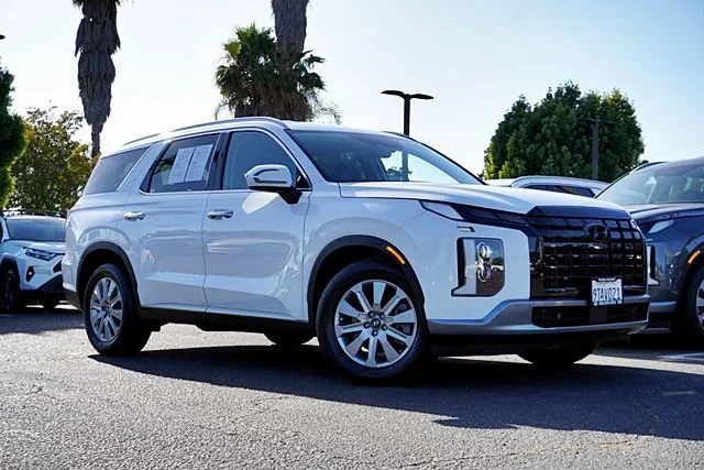 Used 2025 White Hyundai SEL image 1